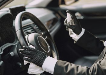 Un Guide Étape par Étape Pour Nettoyer et Désinfecter Votre Voiture