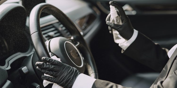 Un Guide Étape par Étape Pour Nettoyer et Désinfecter Votre Voiture