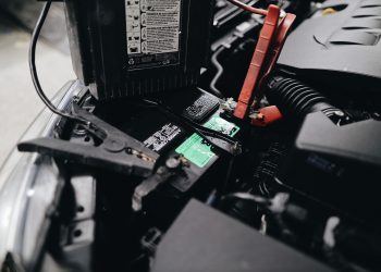 Comment Remplacer et Maintenir Facilement Les Câbles de Batterie de Voiture en Côte d’Ivoire