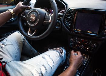 3 Conseils Pour Garder le Tableau de Bord et L’intérieur de Votre Voiture au Frais Pendant les Étés Chauds de la Côte d’Ivoire