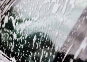 Comment Nettoyer les Vitres d’une Voiture Sans Traces en Côte d’Ivoire