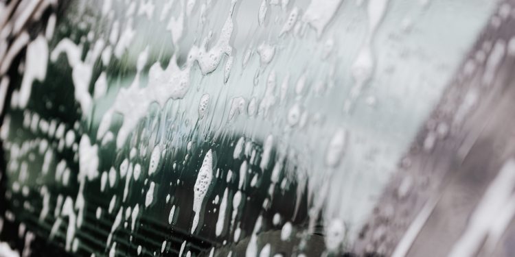 Comment Nettoyer les Vitres d’une Voiture Sans Traces en Côte d’Ivoire
