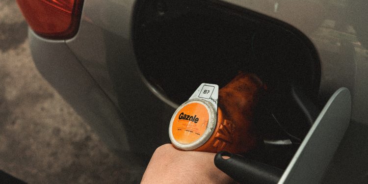 Pourquoi Les Véhicules Ont-Ils Une Porte De Réservoir D’essence De Différents Côtés?