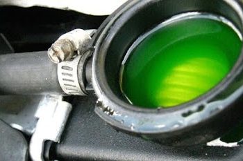 Le Voyant De Faible Niveau De Liquide De Refroidissement S’allume Et S’éteint – Qu’est-Ce Que Cela Implique?