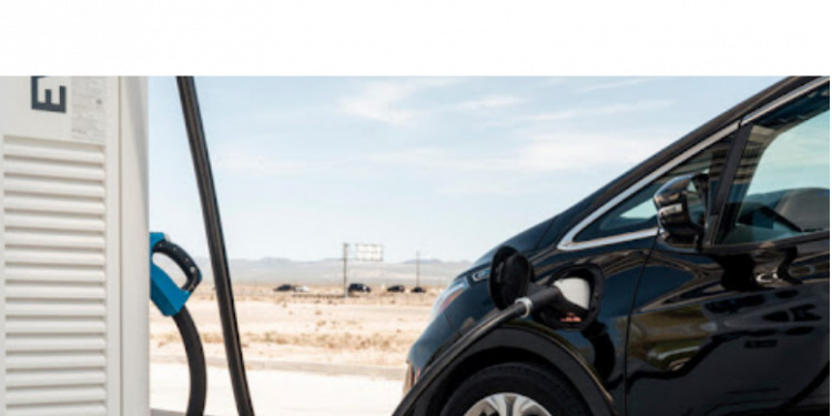 À Quelle Vitesse une Borne de Recharge Charge-T-Elle une Voiture?