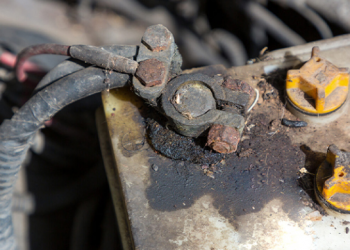 Votre Batterie de Voiture Fuit-elle? (Voici Ce Qu’il Faut Faire)