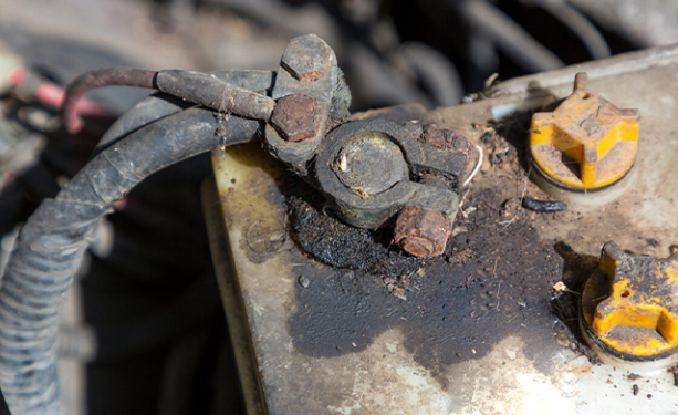 Votre Batterie de Voiture Fuit-elle? (Voici Ce Qu’il Faut Faire)