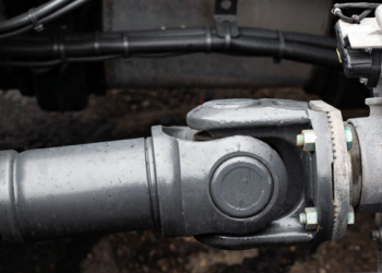 3 Causes de Bruit d’Arbre de Transmission (Lors des Virages, du Freinage ou en Marche Arrière)