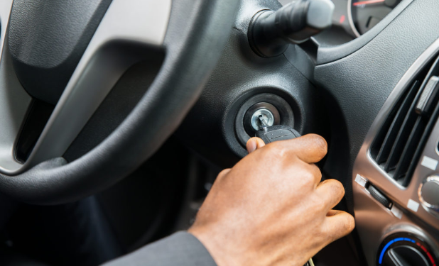 La Voiture Fait un Clic Mais ne Démarre Pas ? (Causes d’un Clic Unique vs Multiples)