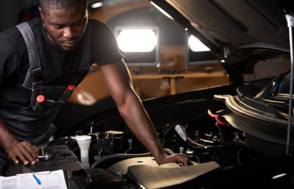 5 Signaux d’Alarme à Surveiller dans les Garages de Réparation Automobile en Côte d’Ivoire