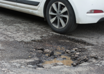 4 Signes Montrant que Votre Voiture a Besoin de Réparations à la suite de Dommages Causés par des Nids-de-Poule