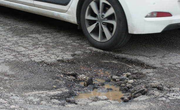 4 Signes Montrant que Votre Voiture a Besoin de Réparations à la suite de Dommages Causés par des Nids-de-Poule