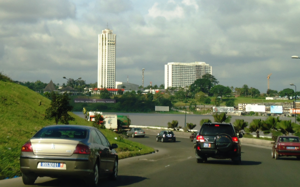 Découvrir les Marchés Locaux d’Abidjan : Une Plongée au Cœur de la Ville
