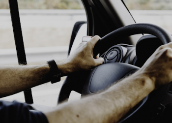 Qu’est-ce qui cause ces secousses du volant ?