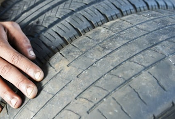 Qu’est-ce qui cause ces secousses du volant ?