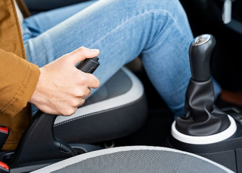 Conseils pour Conduire une Voiture à Boîte Manuelle : À Faire et à Éviter