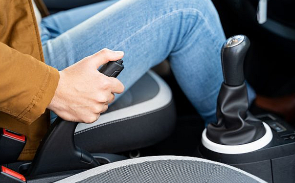 Conseils pour Conduire une Voiture à Boîte Manuelle : À Faire et à Éviter