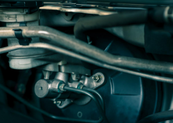 Pédale de Frein Qui Va Jusqu’au Plancher : Causes et Solutions