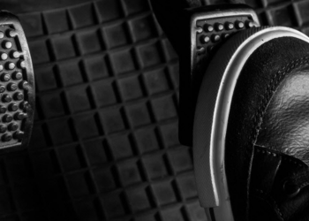 Votre voiture n’accélère plus ? Voici pourquoi et quoi faire