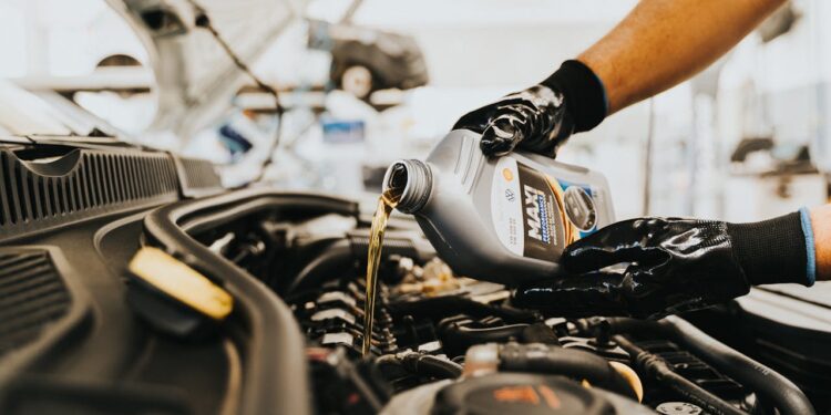 5 Liquides à Surveiller Régulièrement dans Votre Voiture