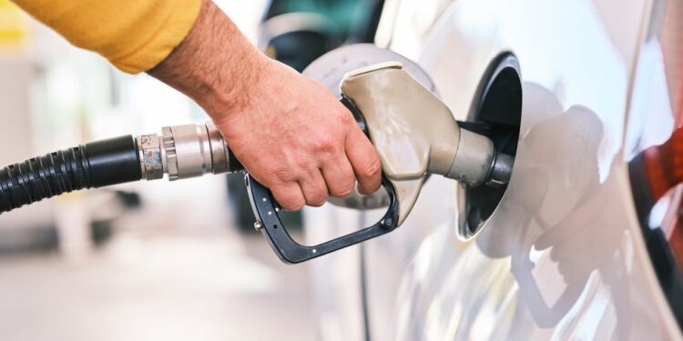 Baisse légère des prix de l’essence et du gasoil en Côte d’Ivoire : un incitatif pour les véhicules économes et électriques ?
