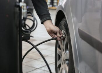 Efficacité des batteries et technologie des véhicules électriques : Comment elles vont transformer le marché ivoirien en 2025