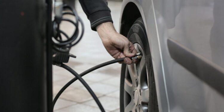 Efficacité des batteries et technologie des véhicules électriques : Comment elles vont transformer le marché ivoirien en 2025