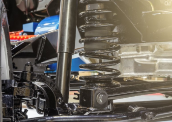 Détecter et Réparer les Problèmes de Suspension sur Routes Latérites en Côte d&rsquo;Ivoire