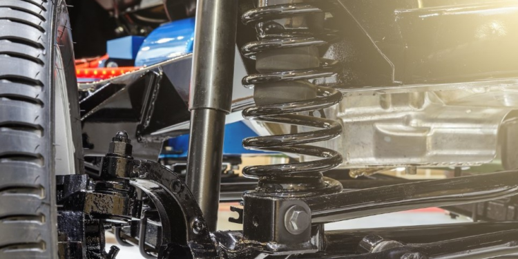 Détecter et Réparer les Problèmes de Suspension sur Routes Latérites en Côte d&rsquo;Ivoire