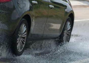 Préparez Votre Voiture pour la Saison des Pluies en Côte d&rsquo;Ivoire