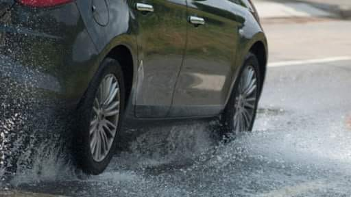 Préparez Votre Voiture pour la Saison des Pluies en Côte d&rsquo;Ivoire