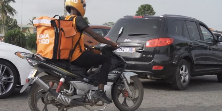 Livreurs à moto à Abidjan : Face à la recrudescence des agressions, quelles précautions prendre ?