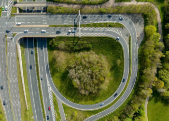 Comment l’expansion des routes d’Abidjan transforme la couverture arborée urbaine de la Côte d’Ivoire et les déplacements en voiture 