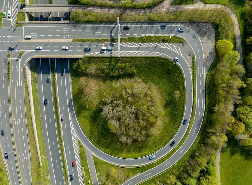 Comment l’expansion des routes d’Abidjan transforme la couverture arborée urbaine de la Côte d’Ivoire et les déplacements en voiture 